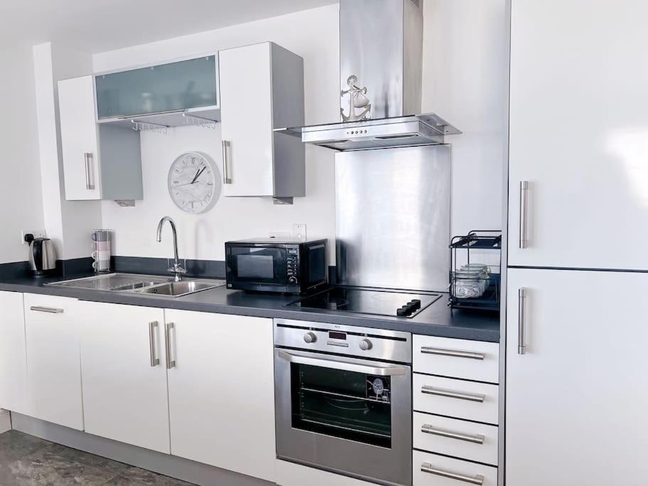 Stylish Seaview One-Bedroom Apt Swansea Kültér fotó
